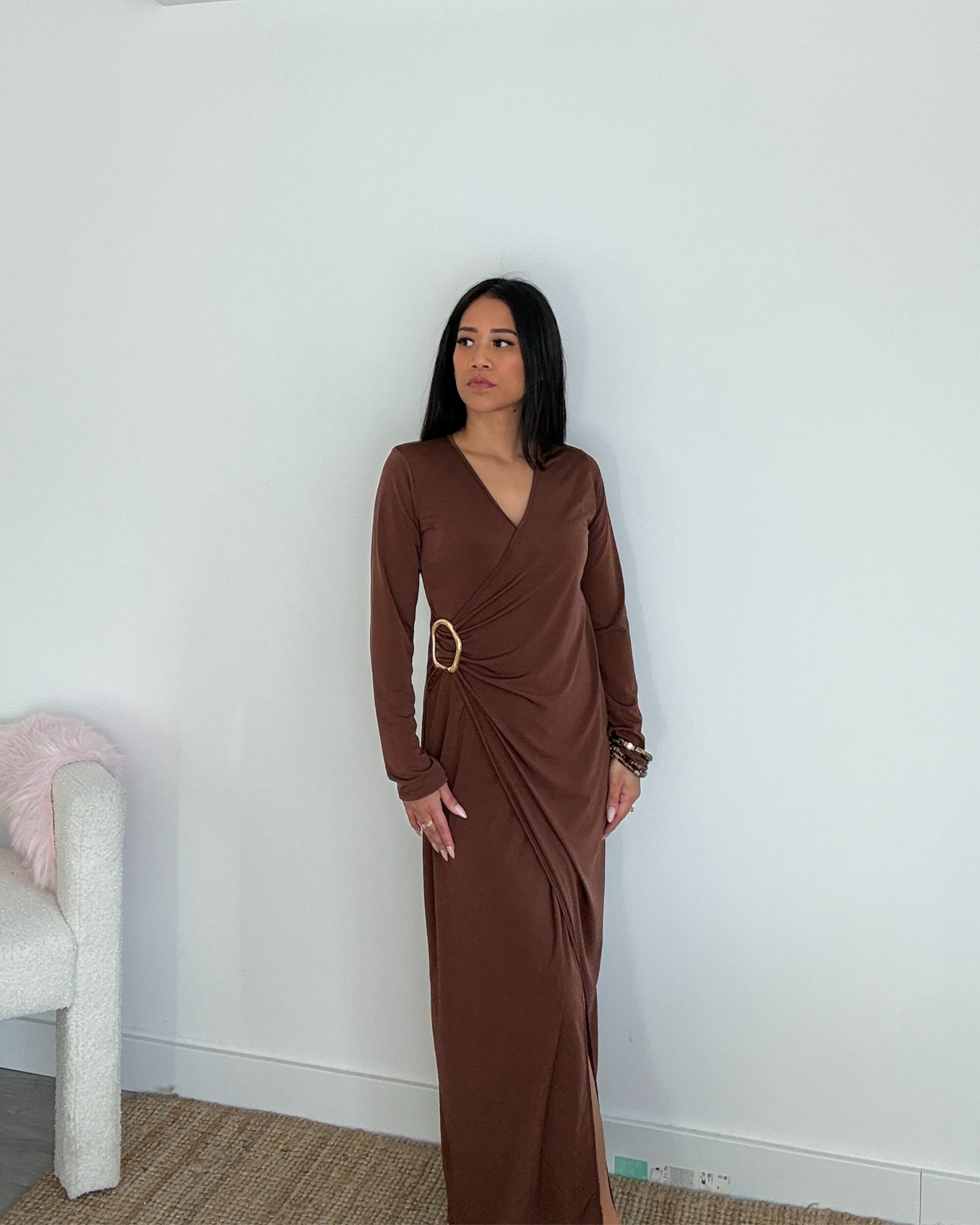 Robe chic fluide marron avec boucle dorée