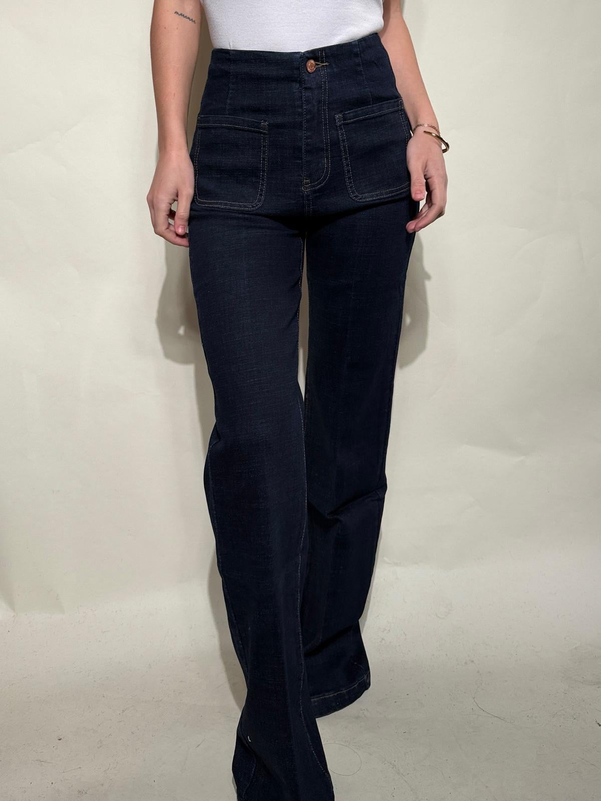 Jean flare bleu foncé avec poches frontales